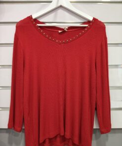 Jersey rojo con escote pico y tachuelas – Ego Italia