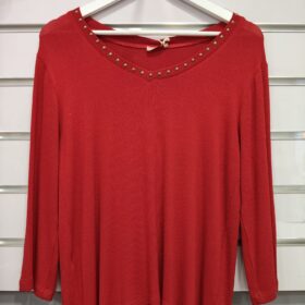 Jersey rojo con escote pico y tachuelas – Ego Italia
