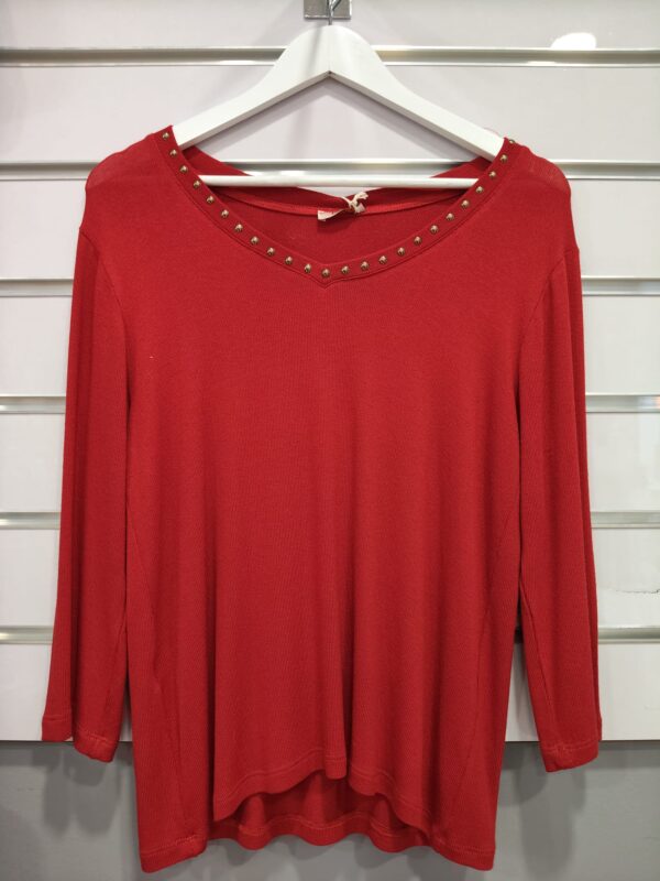 Jersey rojo con escote pico y tachuelas – Ego Italia