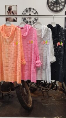 Camiseta calada oversize con capucha y letras flúor