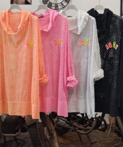 Camiseta calada oversize con capucha y letras flúor