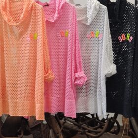 Camiseta calada oversize con capucha y letras flúor
