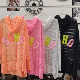 Camiseta calada oversize con capucha y letras flúor