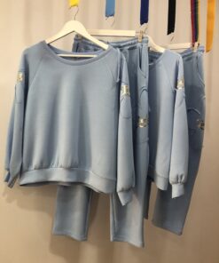 Chándal oversize azul cielo con detalles flor