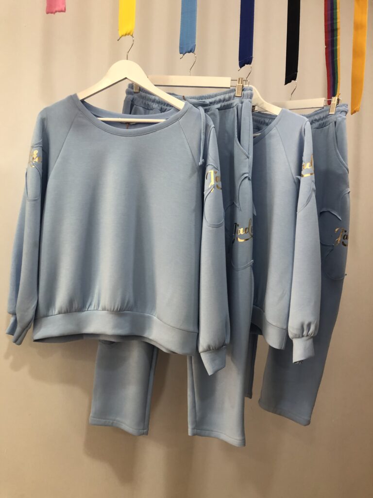 Chándal oversize azul cielo con detalles flor