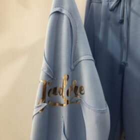 Chándal oversize azul cielo con detalles flor