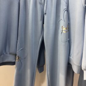 Chándal oversize azul cielo con detalles flor