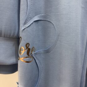 Chándal oversize azul cielo con detalles flor