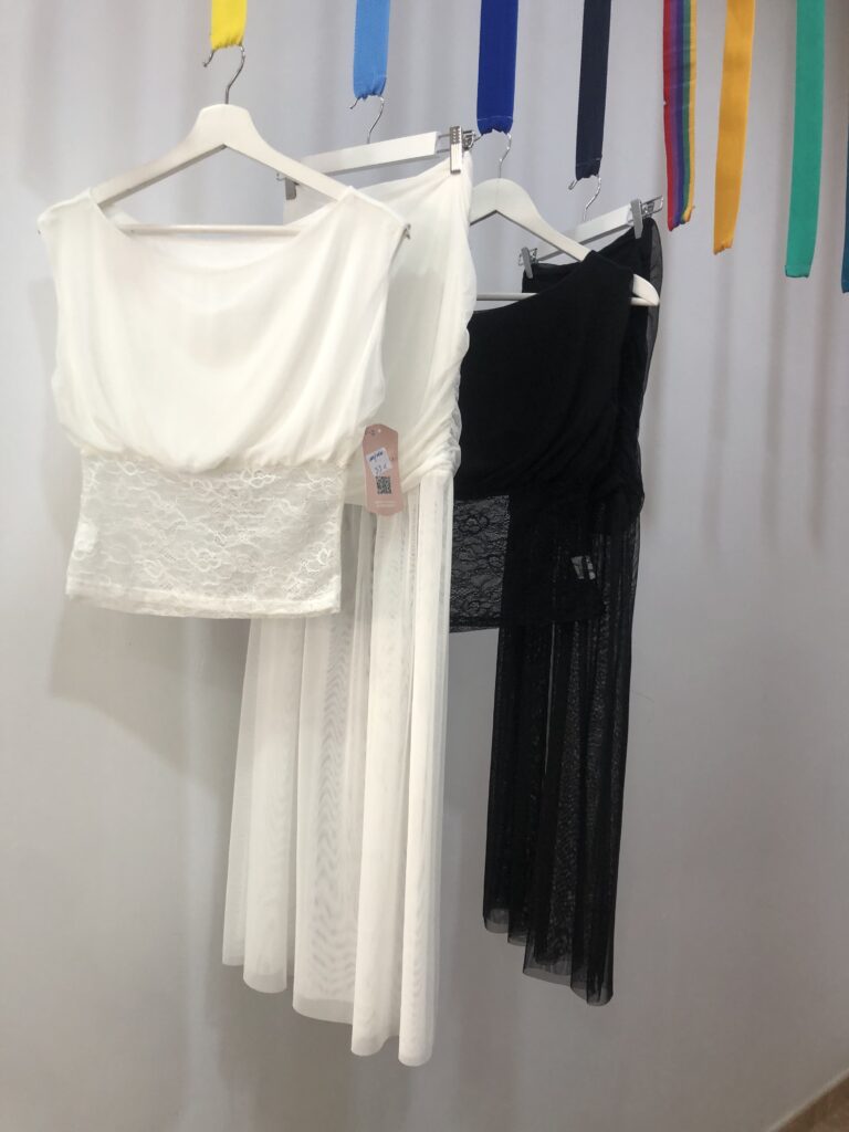 Conjunto falda y top de gasa negro y blanco elegante