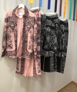 Conjunto mujer estampado negro y rosa palo elegante