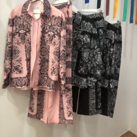 Conjunto mujer estampado negro y rosa palo elegante