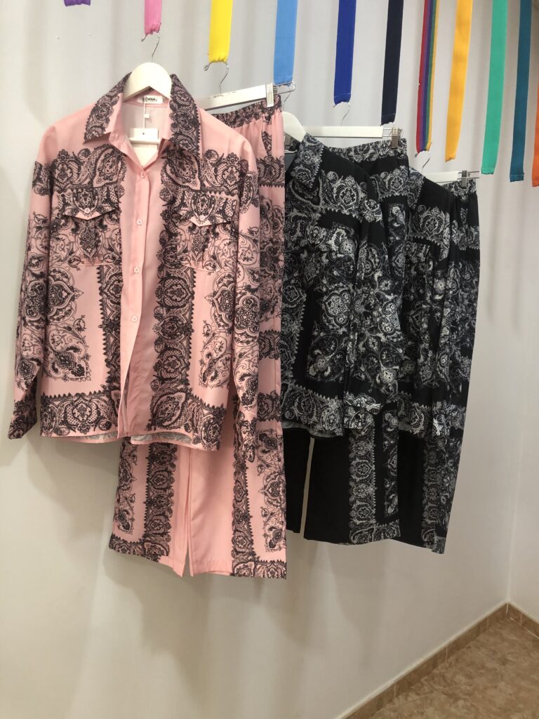 Conjunto mujer estampado negro y rosa palo elegante