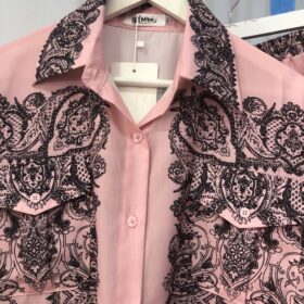 Conjunto mujer estampado negro y rosa palo elegante