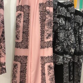 Conjunto mujer estampado negro y rosa palo elegante