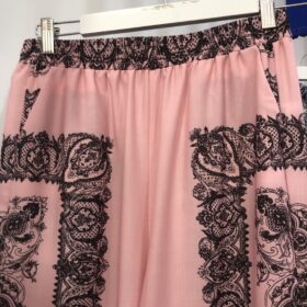 Conjunto mujer estampado negro y rosa palo elegante