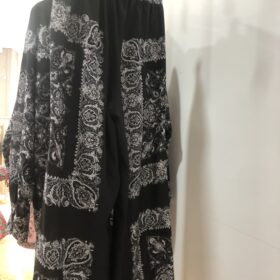 Conjunto mujer estampado negro y rosa palo elegante