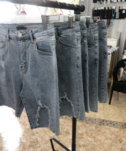 Vaquero corto azul claro con roto estilo casual verano
