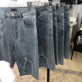 Vaquero corto azul claro con roto estilo casual verano