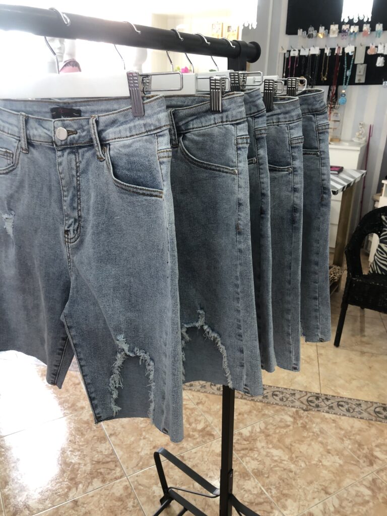 Vaquero corto azul claro con roto estilo casual verano