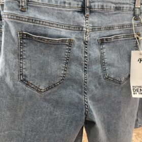 Vaquero corto azul claro con roto estilo casual verano