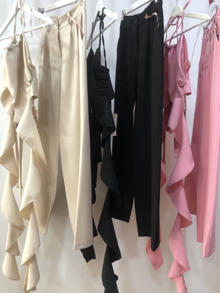 Conjunto elegante top volante y pantalón fluido