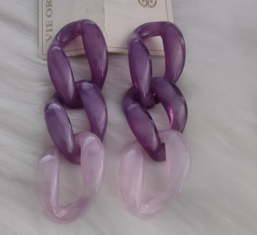 Pendientes Largos Morados de Eslabones Ligeros y Elegantes