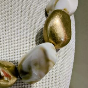 Collar de Perlas Beige y Dorado Elegante