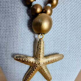 Collar Estrella de Mar y Conchas Dorado Bronce con Rojo