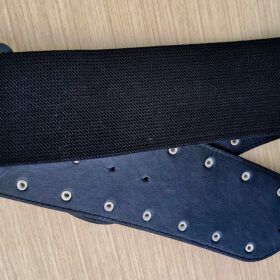 Cinturón ancho de terciopelo negro con tachuelas plateadas