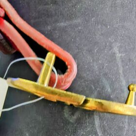 Cinturón de polipiel granate con hebilla dorada mujer