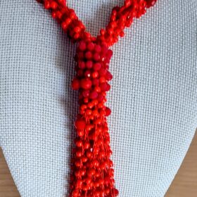 Collar Rojo con Nudo y Perlas Brillantes