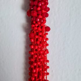 Collar Rojo con Nudo y Perlas Brillantes