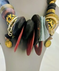 Alternative view of Collar Granate de Madera y Metal Dorado Vintage Original