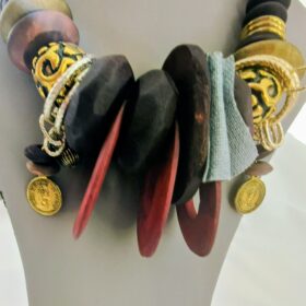 Collar Granate de Madera y Metal Dorado Vintage Original