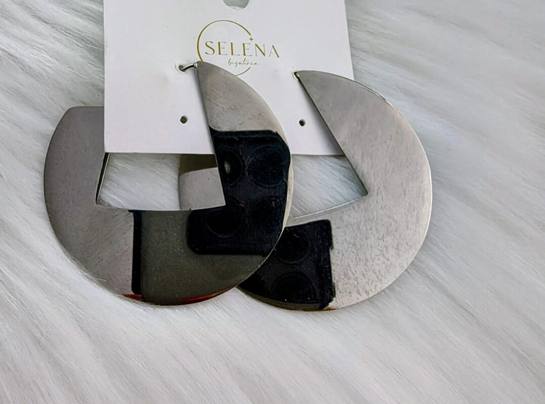 Pendientes de aro color plata originales para looks elegantes