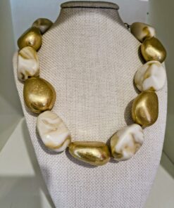Collar de Perlas Beige y Dorado Elegante