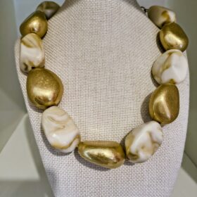 Collar de Perlas Beige y Dorado Elegante