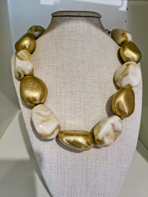 Collar de Perlas Beige y Dorado Elegante