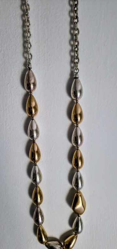 Collar de Perlas Doradas y Plateadas Elegante