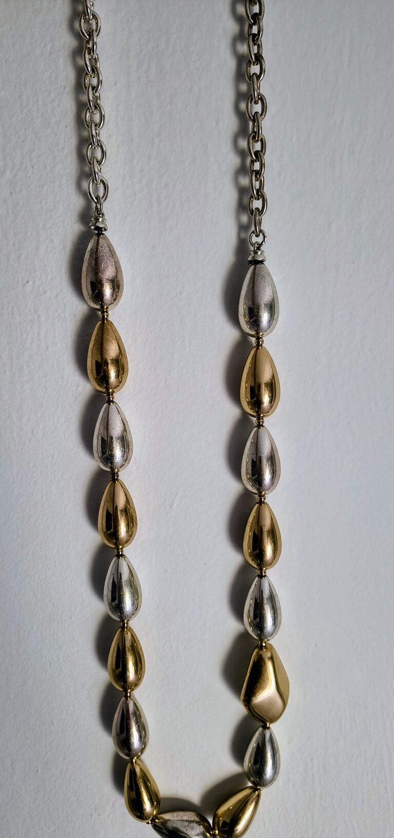 Collar de Perlas Doradas y Plateadas Elegante