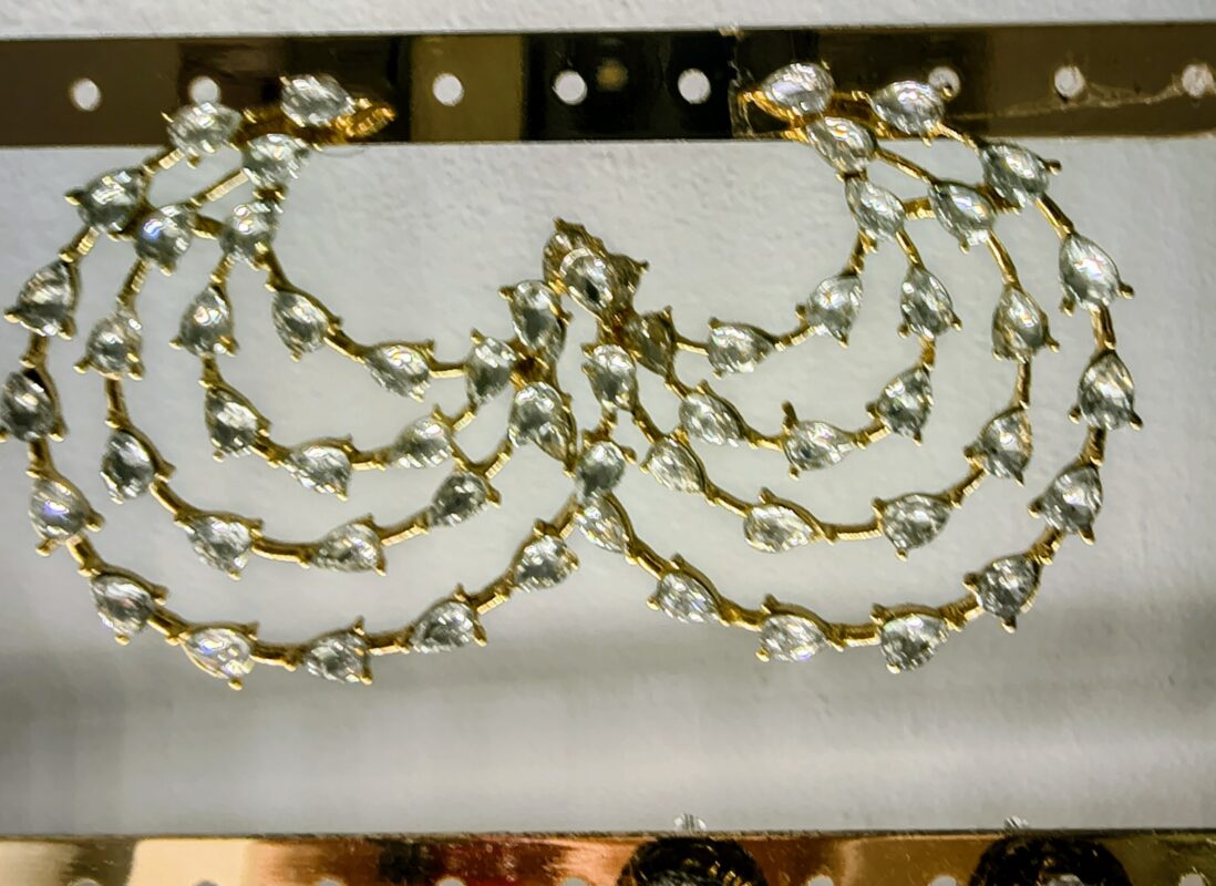 Pendientes dorados luna con brillantes elegantes