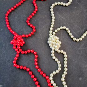 Collar Largo de Perlas Disponible en Blanco y Rojo