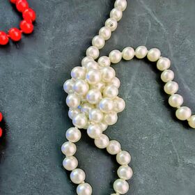 Collar Largo de Perlas Disponible en Blanco y Rojo