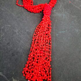 Collar Rojo con Nudo y Perlas Brillantes