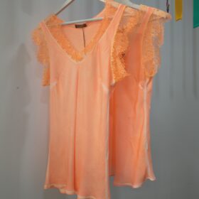 Lencera de Raso Naranja con Encaje y Cuello en Pico