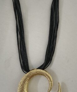 Alternative view of Collar Dorado Caracol con Cordón Negro Elegante