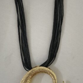 Collar Dorado Caracol con Cordón Negro Elegante