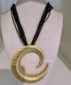 Collar Dorado Caracol con Cordón Negro Elegante