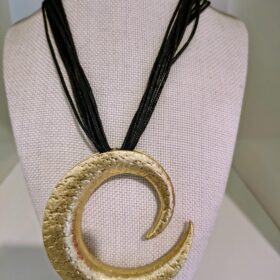 Collar Dorado Caracol con Cordón Negro Elegante