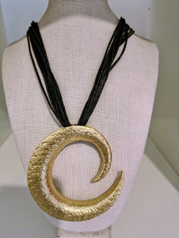 Collar Dorado Caracol con Cordón Negro Elegante